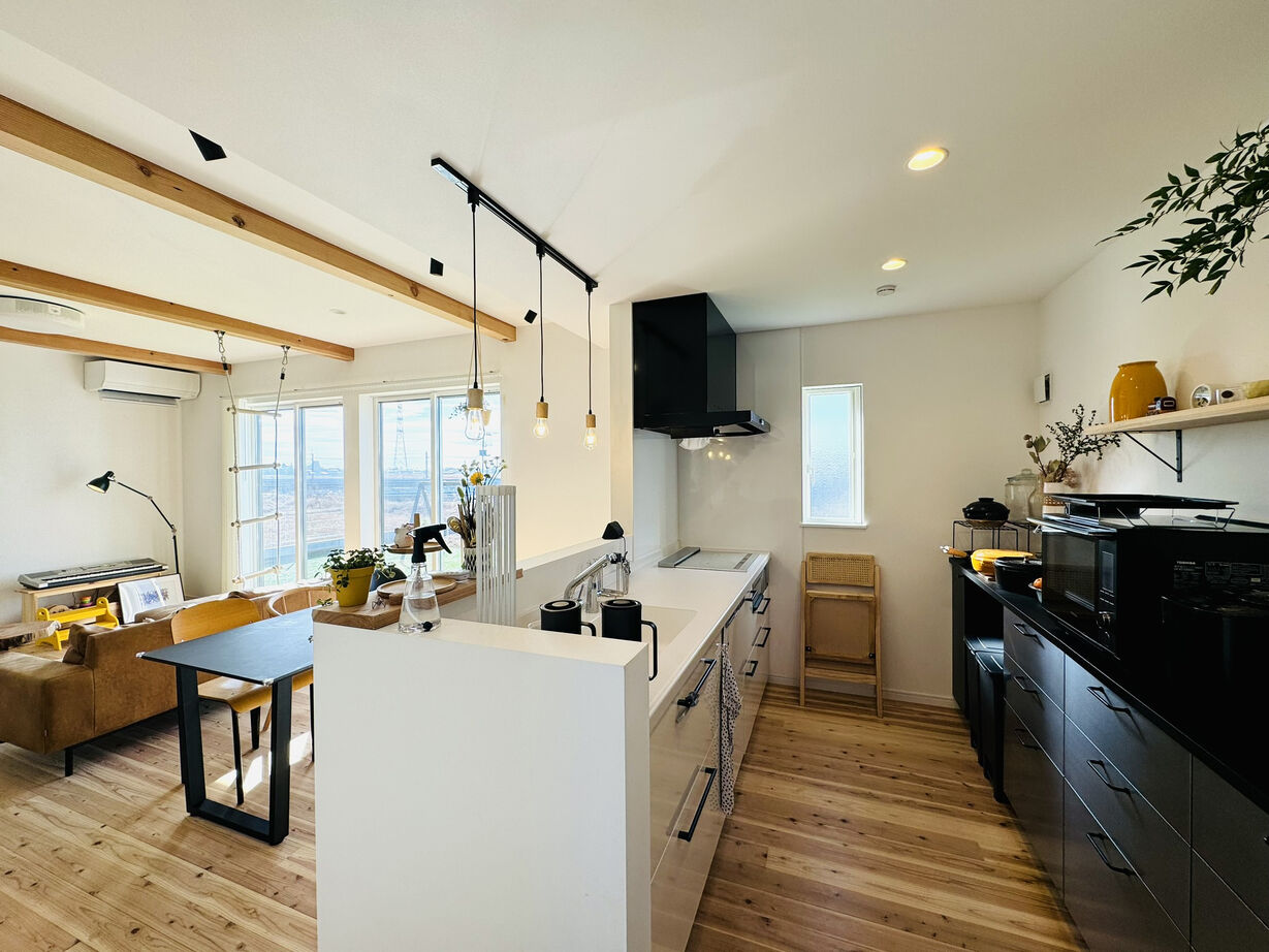 ライクスホーム 【1650万円/31坪/家事らく回遊動線/間取り図有】「白×木目」の優しい雰囲気でより健やかな子育てをの建築実例画像2