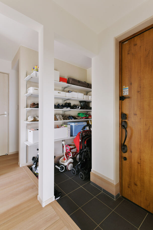 ライクスホーム 【1500万円/10歩以内の洗濯動線/間取り図有】25坪の狭小地に延床30坪＆ガレージ完備の狭小3階建ての建築実例画像9