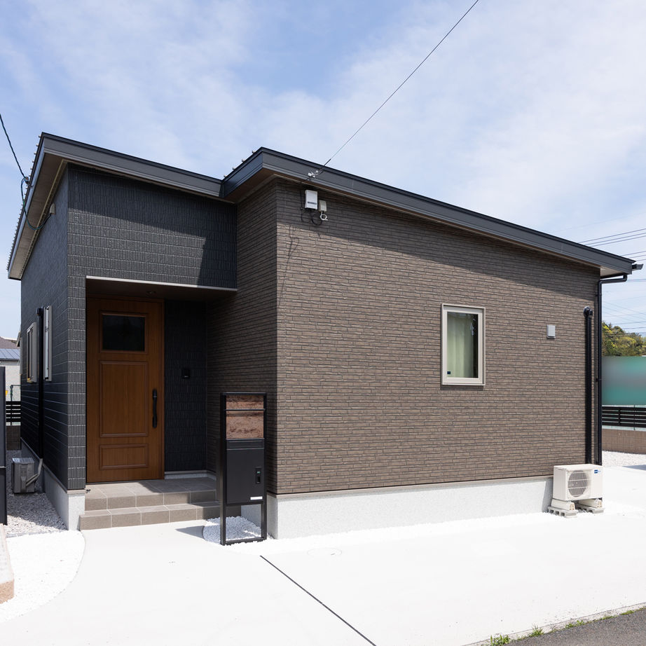 タナカホームズ 【間取り図有／1000万円台後半／平屋26.1坪】グレーのレンガ調クロスが映える、シックな雰囲気が魅力の平屋の建築実例画像