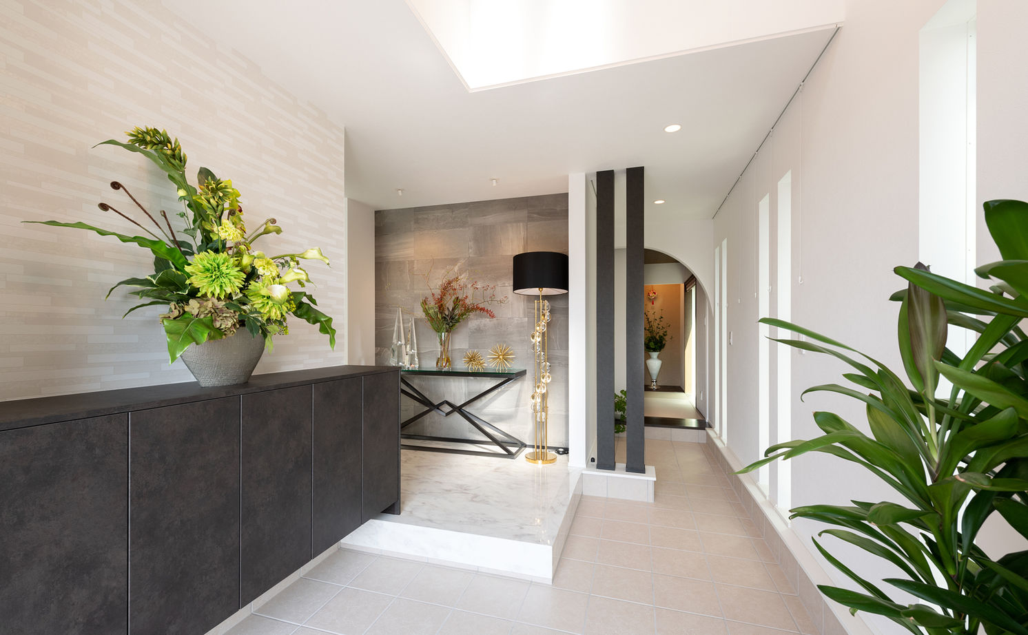 小林住宅 【大阪府/吹抜け/ダウンリビング】モノトーンの大空間にステイタス感があふれる大人の家の建築実例画像3