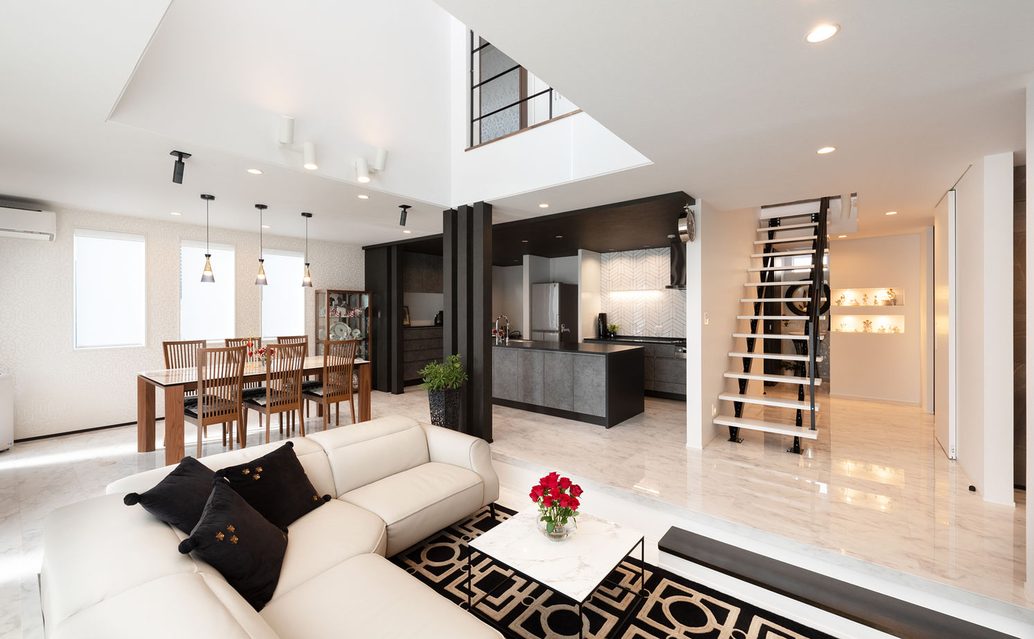 小林住宅 【大阪府/吹抜け/ダウンリビング】モノトーンの大空間にステイタス感があふれる大人の家の建築実例画像6