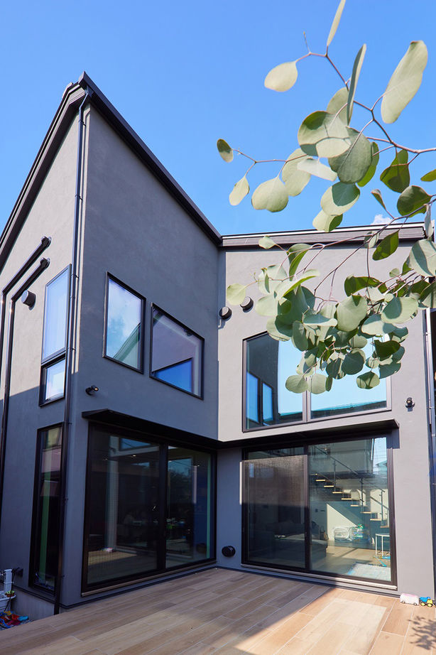 田辺工務店　一級建築士事務所 【藤沢市/3LDK/吹抜け】テラスと吹抜けが生み出す開放感。断熱性能にもこだわった住まいの建築実例画像2