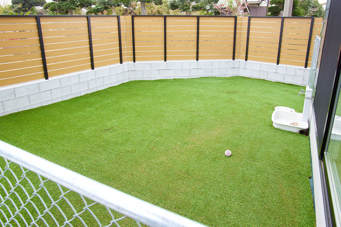 田辺工務店　一級建築士事務所 【藤沢市/2LDK/吹抜け】中庭とつながる大開口で開放感抜群。吹抜けのあるカフェ風の住まいの建築実例画像2