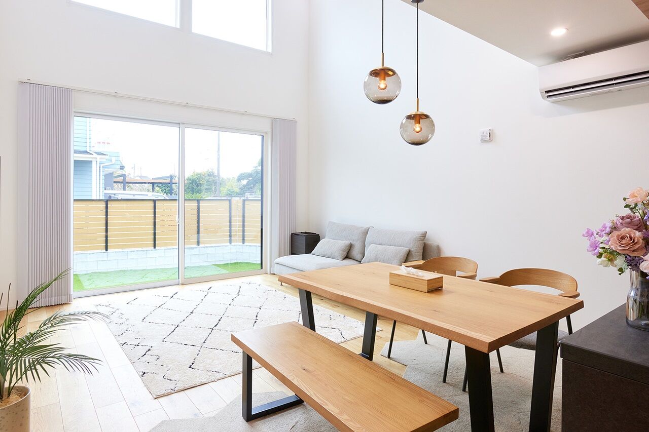 田辺工務店　一級建築士事務所 【藤沢市/2LDK/吹抜け】中庭とつながる大開口で開放感抜群。吹抜けのあるカフェ風の住まいの建築実例画像4