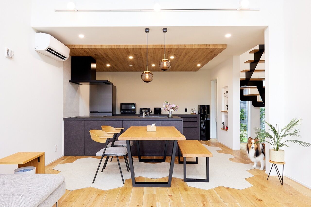 田辺工務店　一級建築士事務所 【藤沢市/2LDK/吹抜け】中庭とつながる大開口で開放感抜群。吹抜けのあるカフェ風の住まいの建築実例画像5