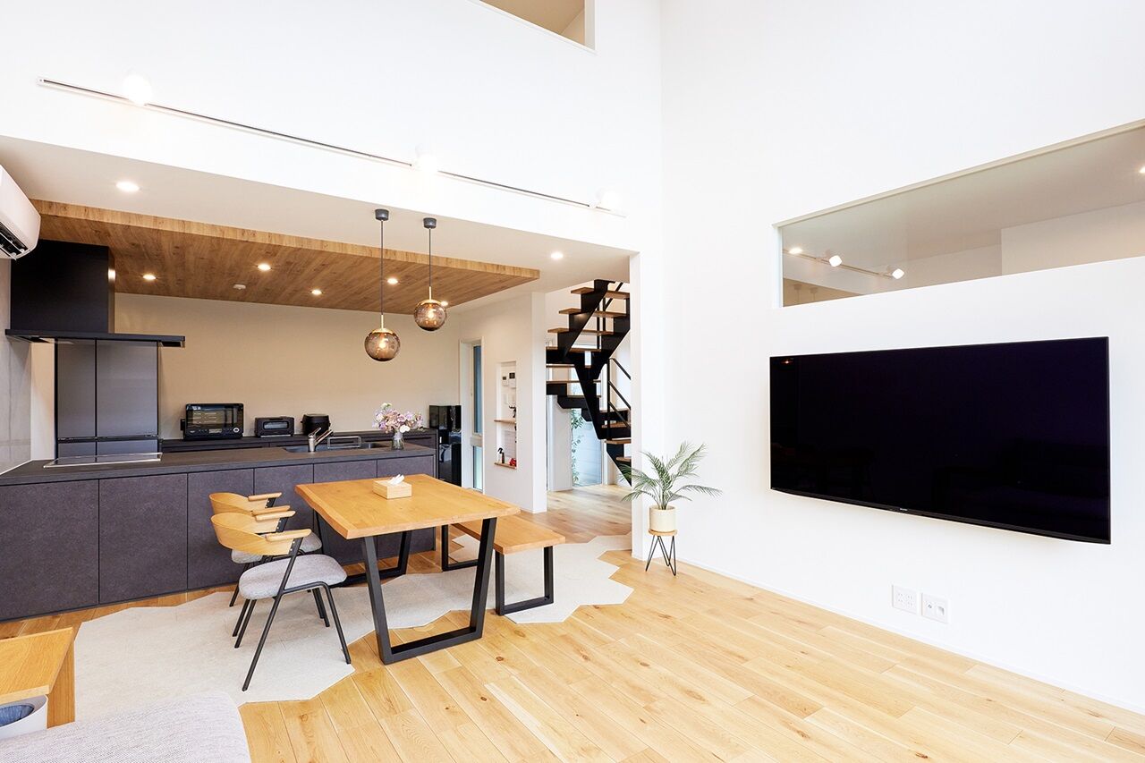 田辺工務店　一級建築士事務所 【藤沢市/2LDK/吹抜け】中庭とつながる大開口で開放感抜群。吹抜けのあるカフェ風の住まいの建築実例画像6