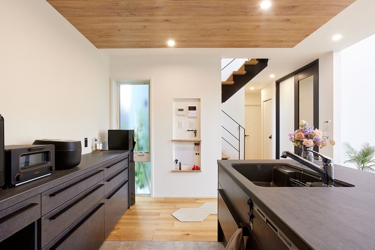 田辺工務店　一級建築士事務所 【藤沢市/2LDK/吹抜け】中庭とつながる大開口で開放感抜群。吹抜けのあるカフェ風の住まいの建築実例画像7