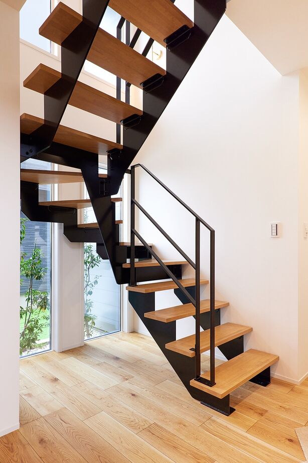 田辺工務店　一級建築士事務所 【藤沢市/2LDK/吹抜け】中庭とつながる大開口で開放感抜群。吹抜けのあるカフェ風の住まいの建築実例画像8