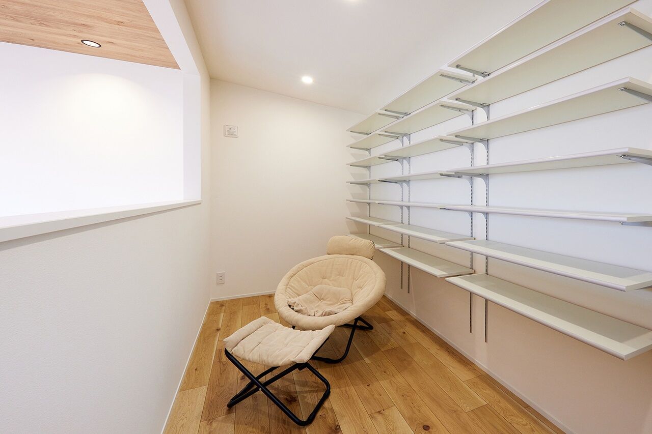 田辺工務店　一級建築士事務所 【藤沢市/2LDK/吹抜け】中庭とつながる大開口で開放感抜群。吹抜けのあるカフェ風の住まいの建築実例画像9