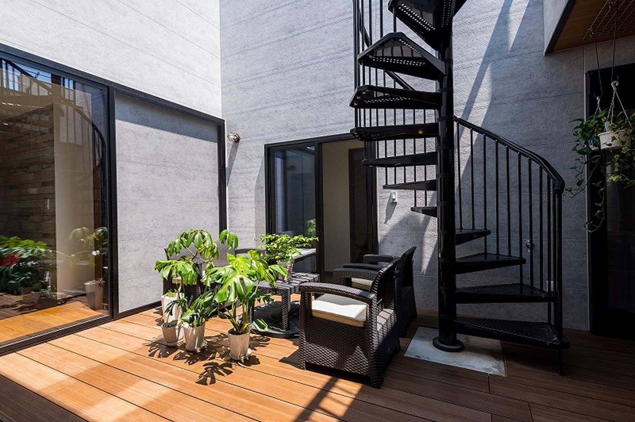 田辺工務店　一級建築士事務所 【茅ヶ崎市/2LDK＋3LDK/二世帯】フロアと家族をつなぐ螺旋階段が中心の住まいの建築実例画像3