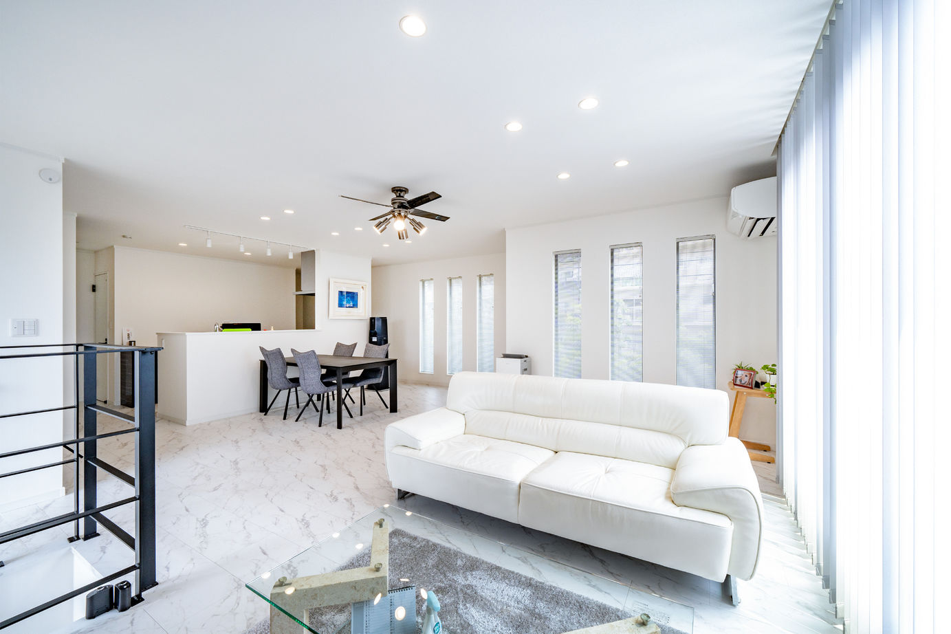 大成住宅 【2LDK/インナーガレージ/WIC/間取り図有】趣味を楽しみオープンエアリビングで寛ぐ2階リビングの家の建築実例画像2