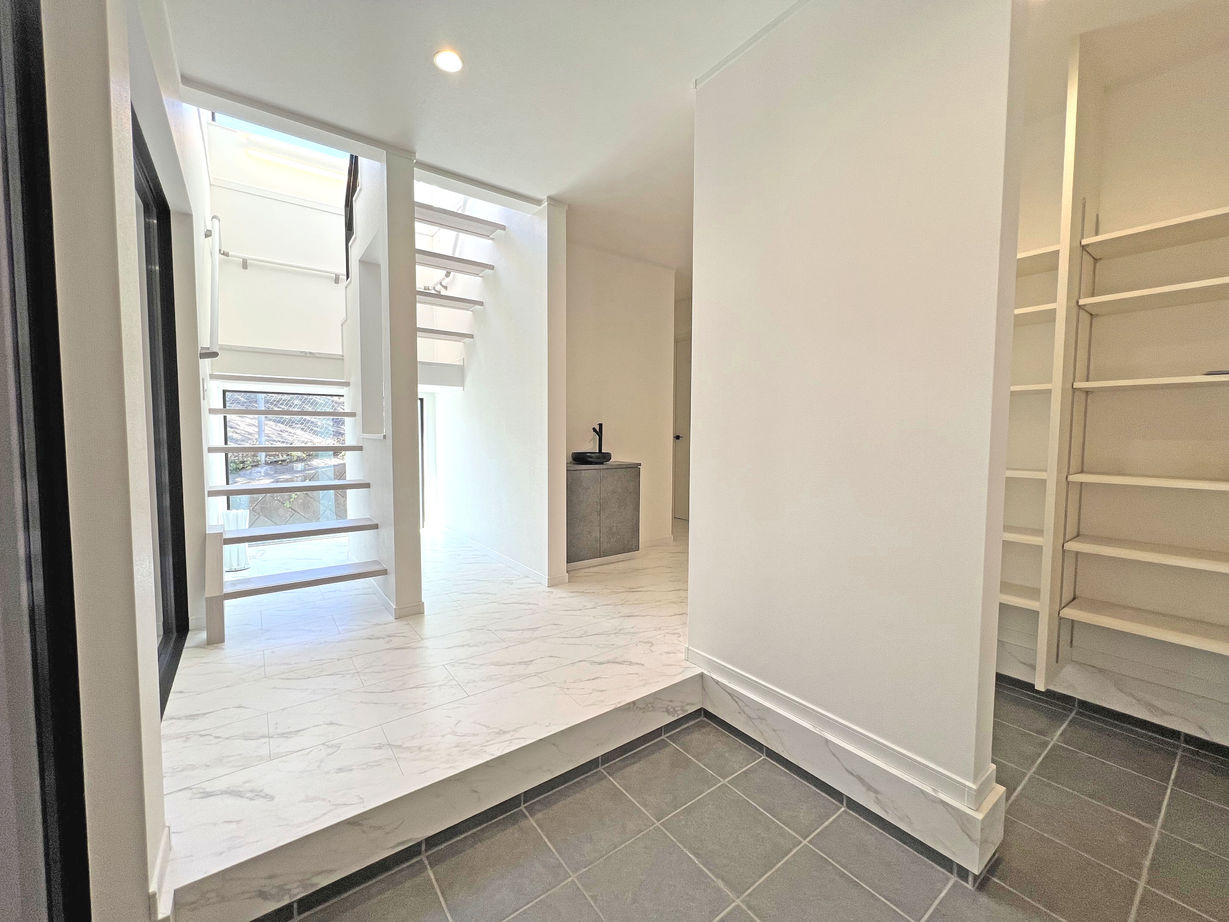 大成住宅 【2LDK/インナーガレージ/WIC/間取り図有】趣味を楽しみオープンエアリビングで寛ぐ2階リビングの家の建築実例画像8