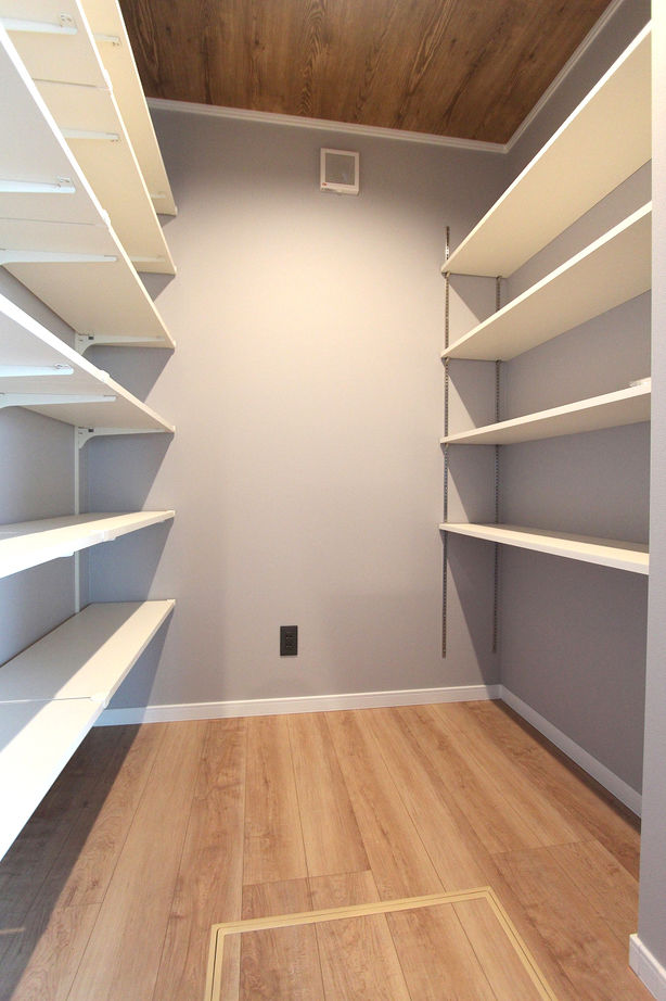 大成住宅 【平屋/大容量収納/ウッドデッキ/敷地約90坪/間取り図有】グレー×ウッドの大人モダンハウスの建築実例画像6