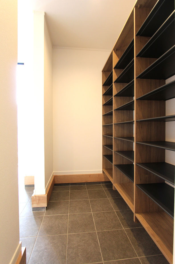 大成住宅 【平屋/大容量収納/ウッドデッキ/敷地約90坪/間取り図有】グレー×ウッドの大人モダンハウスの建築実例画像8