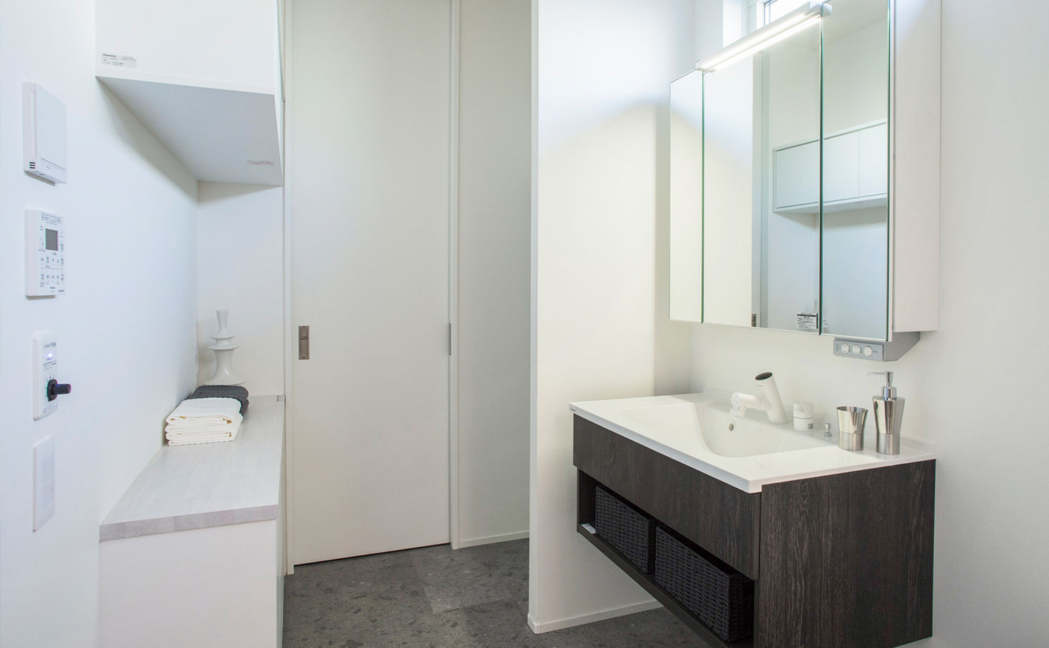 栃木ハウス 淡い光と素材が織りなす癒し空間。狭小地でも心地よく過ごす、美しきデザイン住宅の建築実例画像15