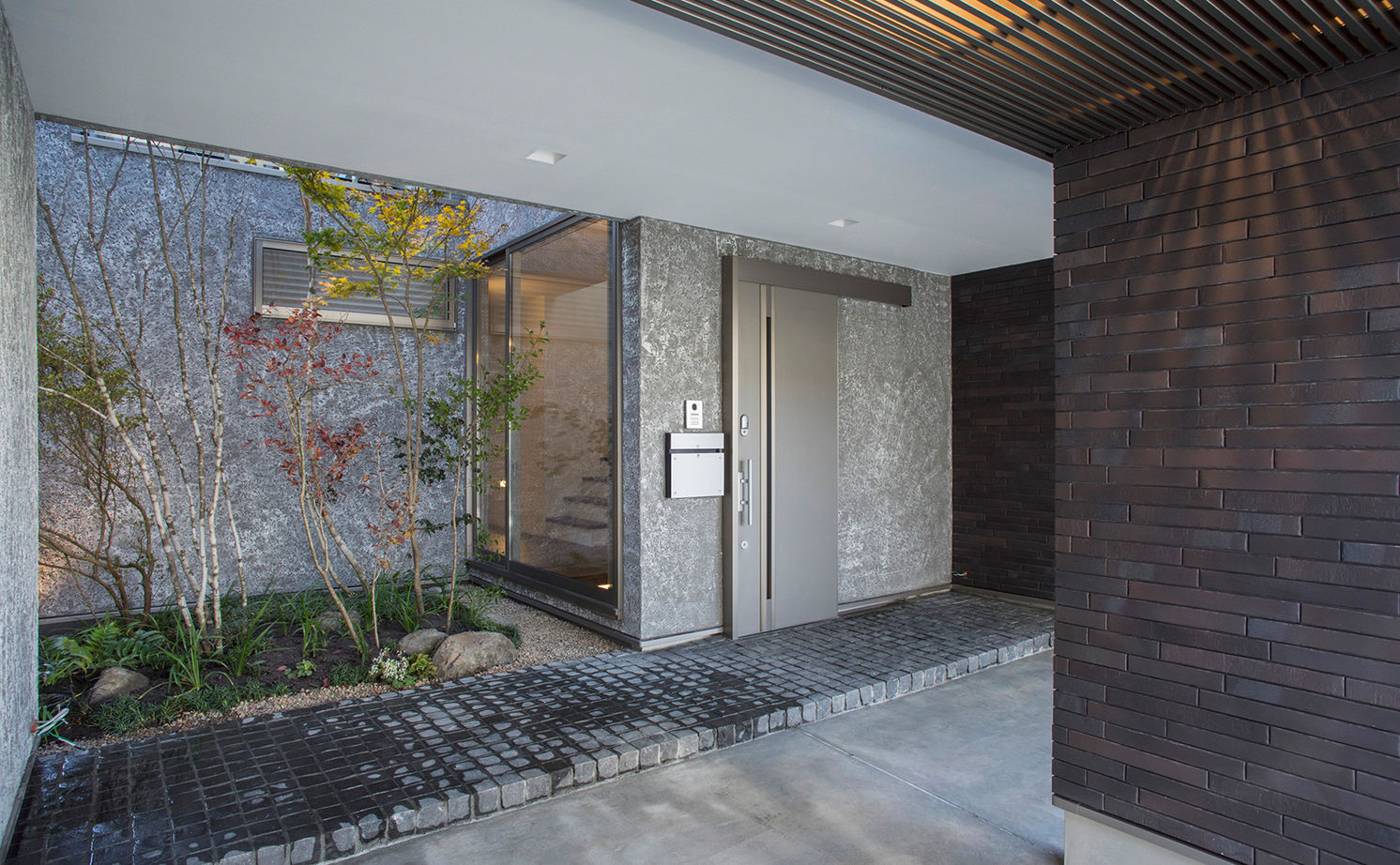 栃木ハウス 淡い光と素材が織りなす癒し空間。狭小地でも心地よく過ごす、美しきデザイン住宅の建築実例画像18