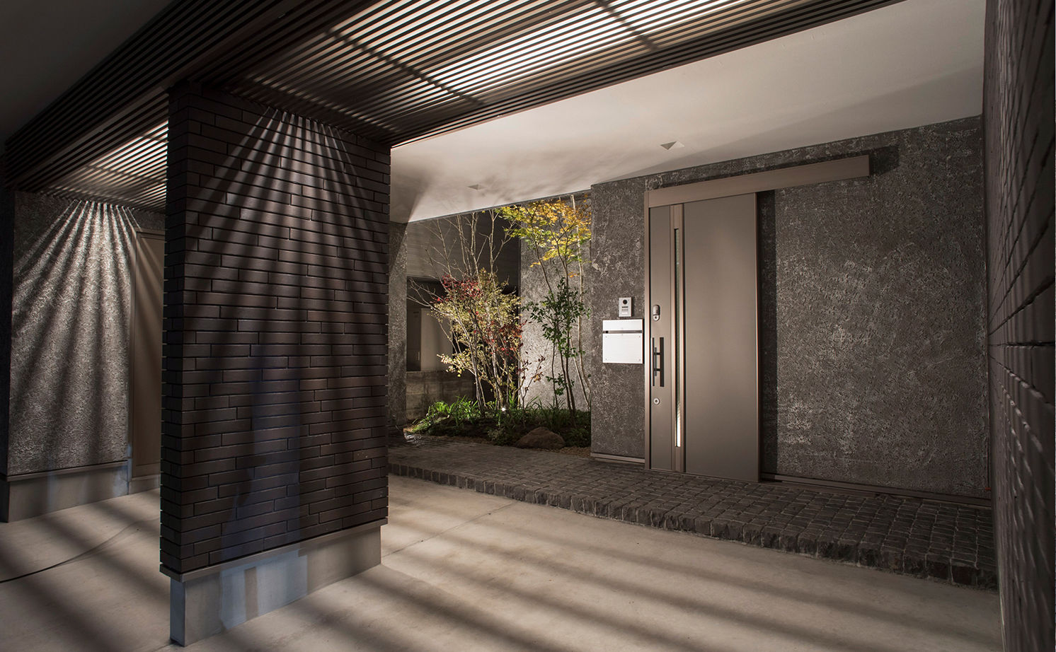 栃木ハウス 淡い光と素材が織りなす癒し空間。狭小地でも心地よく過ごす、美しきデザイン住宅の建築実例画像19