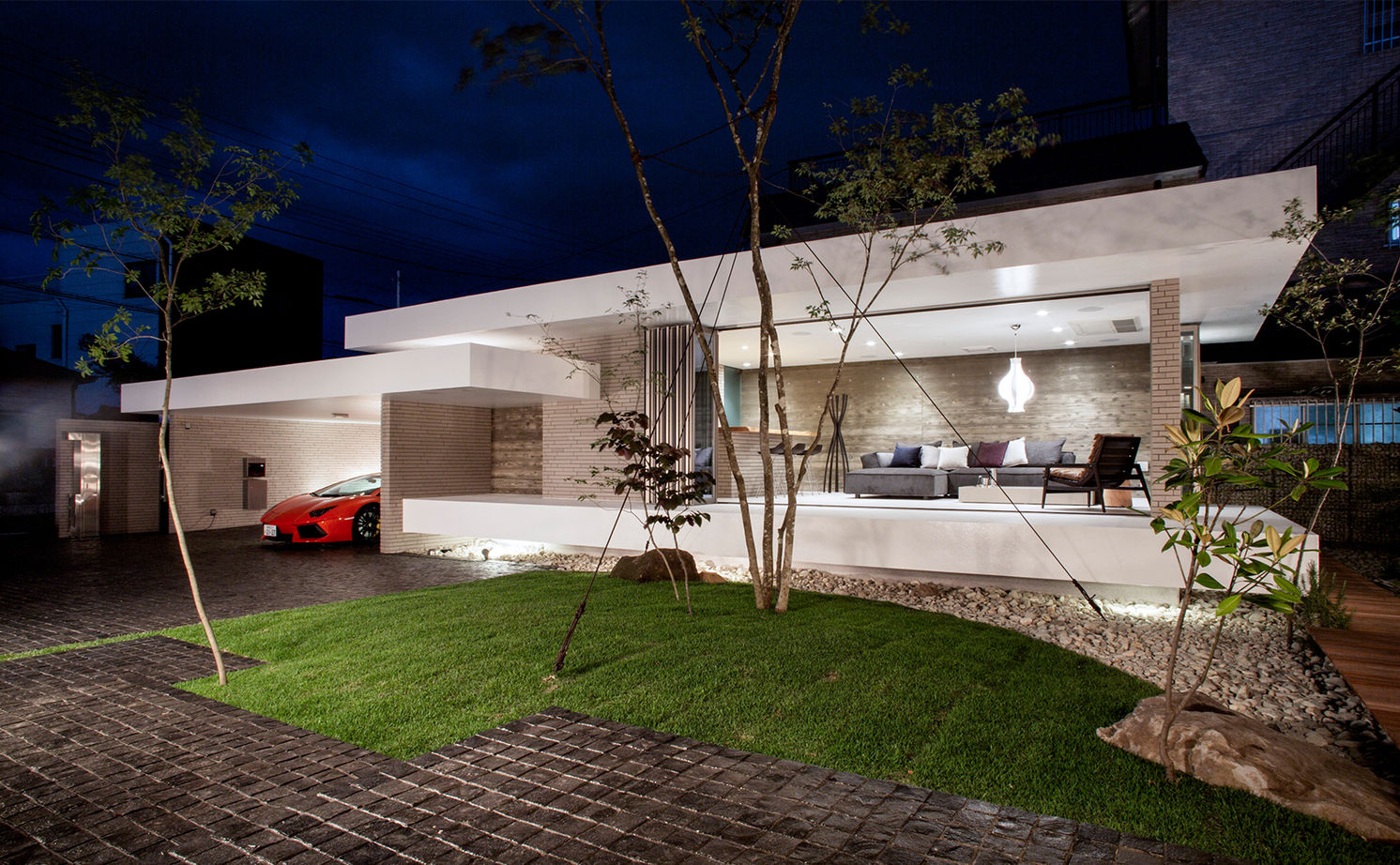 栃木ハウス 水平のラインと浮遊感が美しさを創出。庭との一体感を愉しむ住まいの建築実例画像2