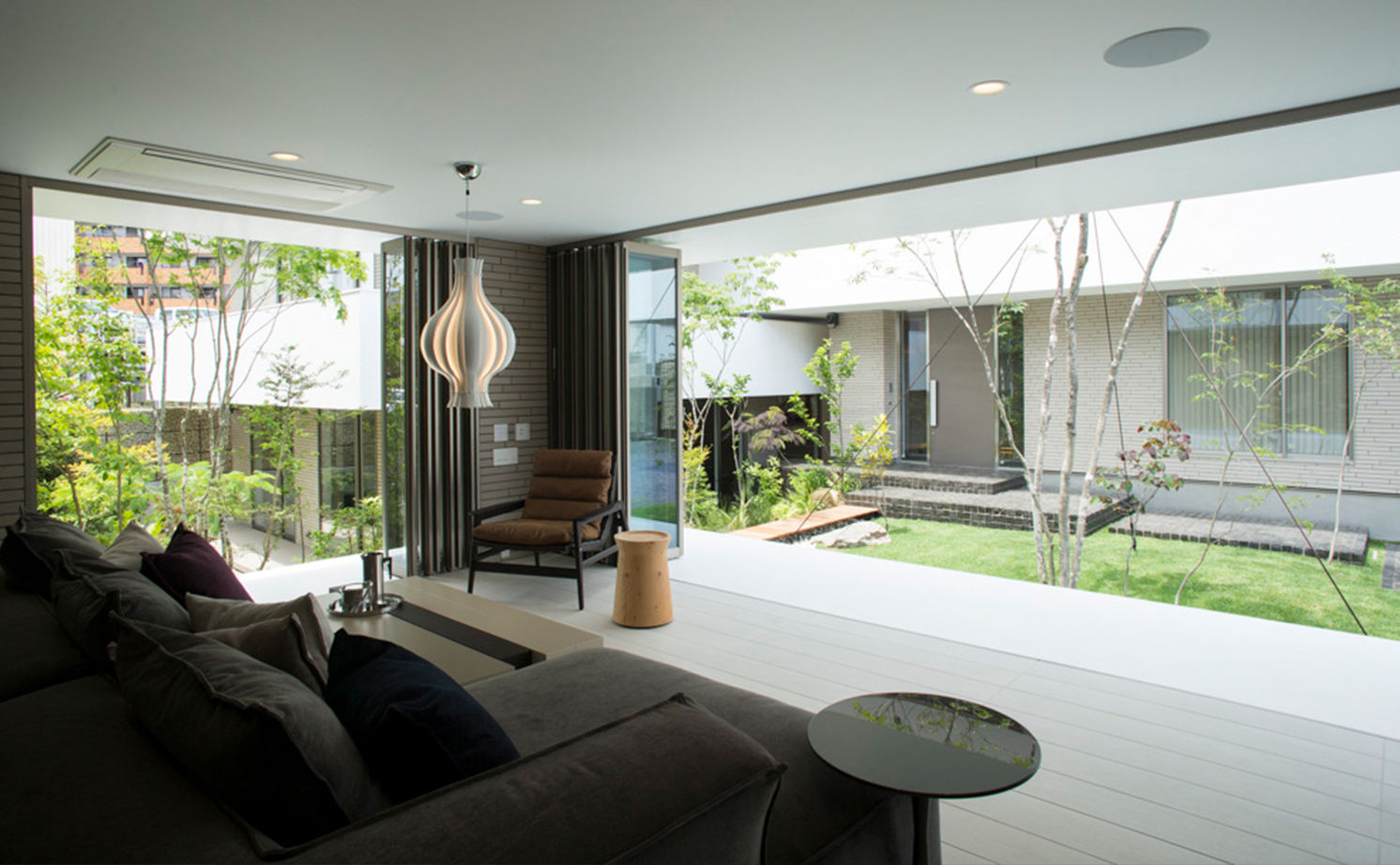 栃木ハウス 水平のラインと浮遊感が美しさを創出。庭との一体感を愉しむ住まいの建築実例画像6