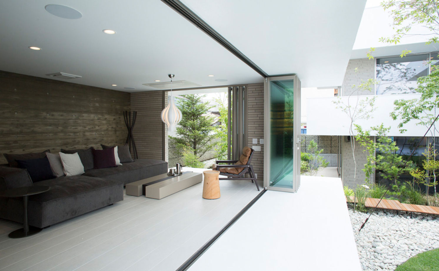 栃木ハウス 水平のラインと浮遊感が美しさを創出。庭との一体感を愉しむ住まいの建築実例画像8