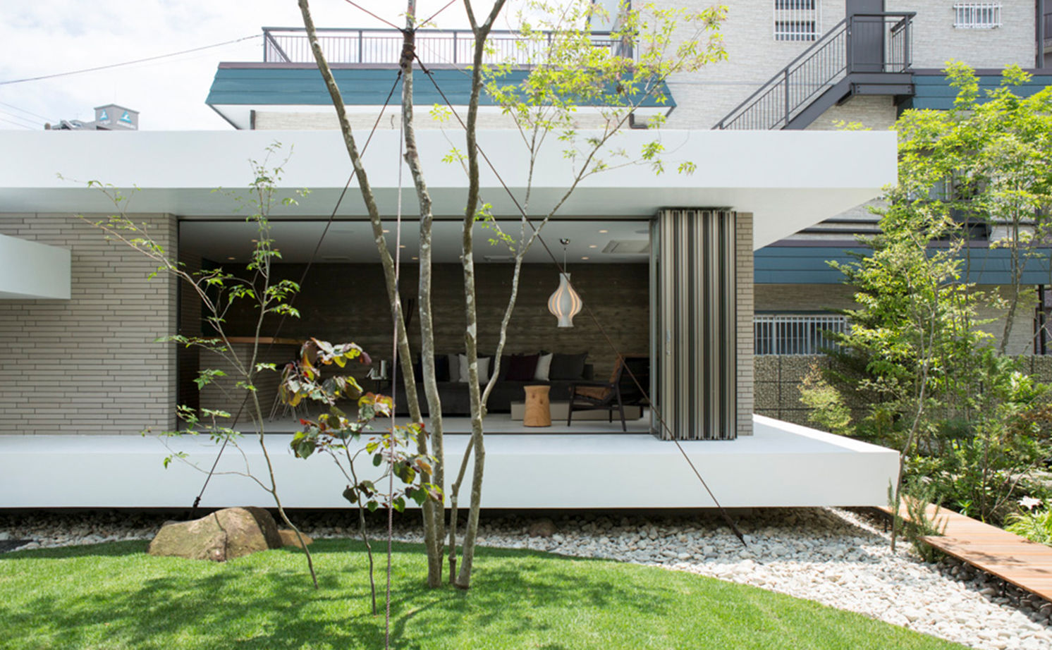 栃木ハウス 水平のラインと浮遊感が美しさを創出。庭との一体感を愉しむ住まいの建築実例画像11