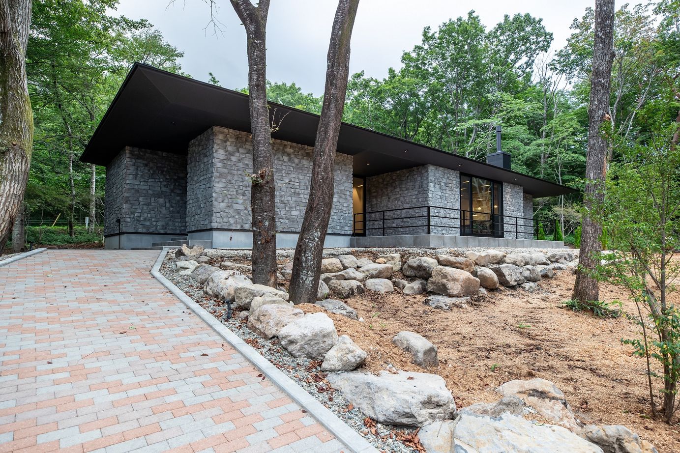 栃木ハウス 【石の家】那須の自然の中に佇む　優雅で上質な平屋の住まい＜見学可能＞の建築実例画像2