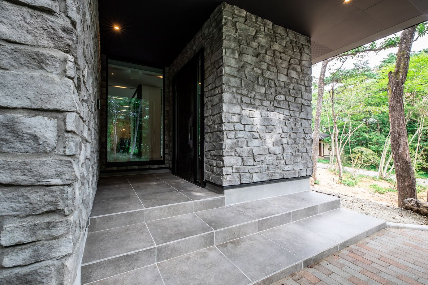栃木ハウス 【石の家】那須の自然の中に佇む　優雅で上質な平屋の住まい＜見学可能＞の建築実例画像3