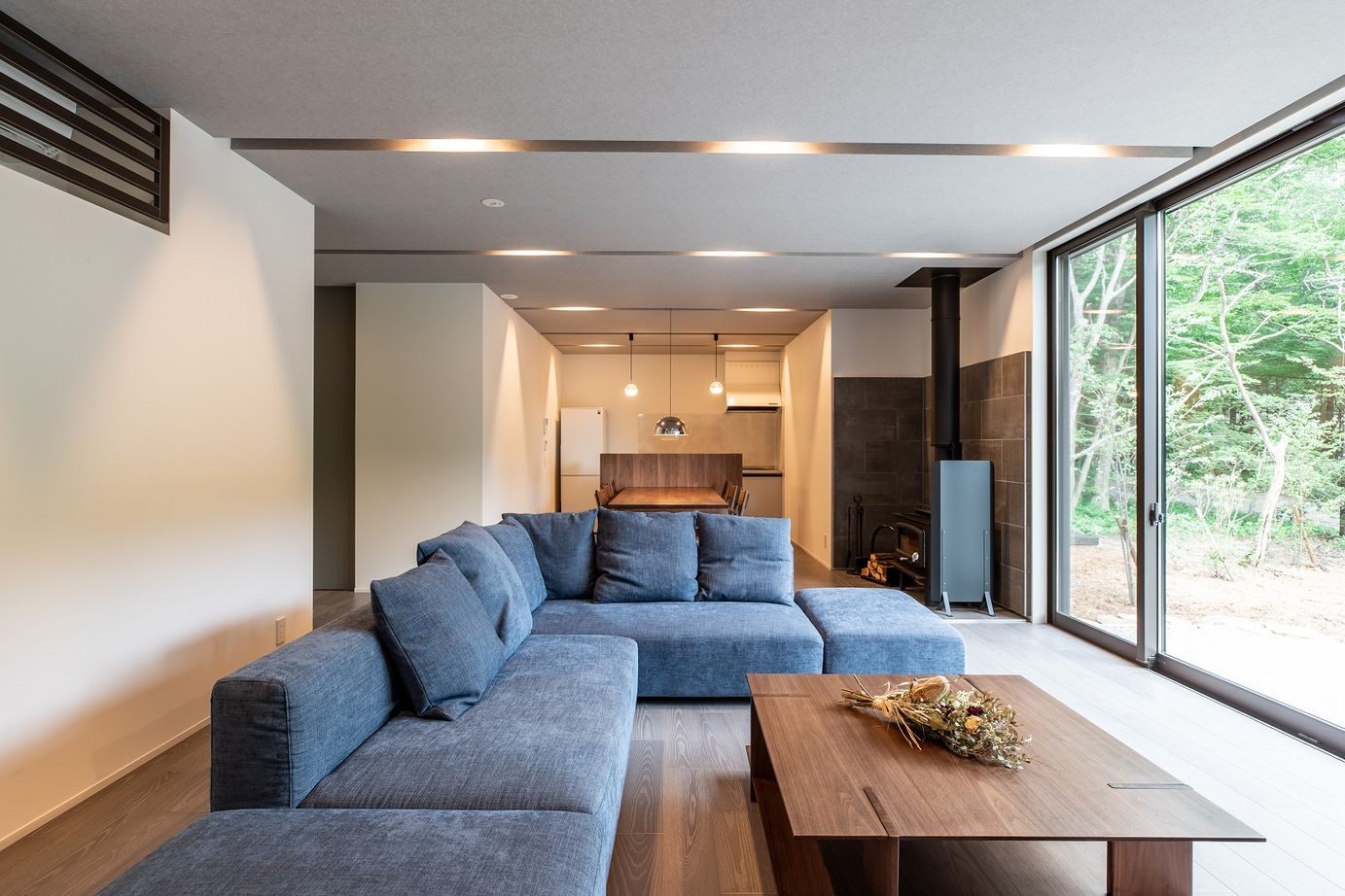 栃木ハウス 【石の家】那須の自然の中に佇む　優雅で上質な平屋の住まい＜見学可能＞の建築実例画像4