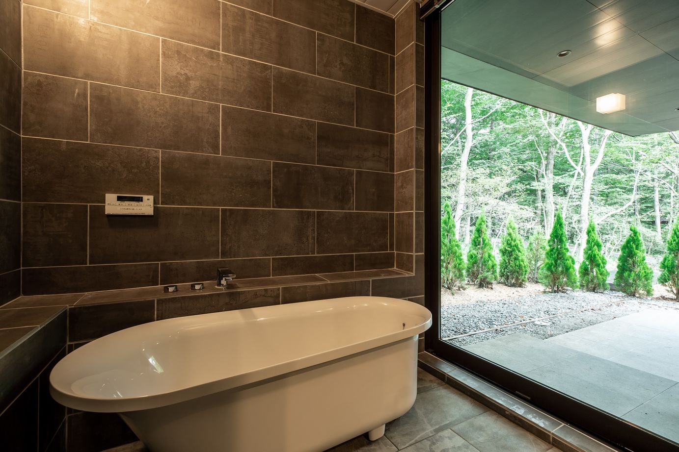 栃木ハウス 【石の家】那須の自然の中に佇む　優雅で上質な平屋の住まい＜見学可能＞の建築実例画像7