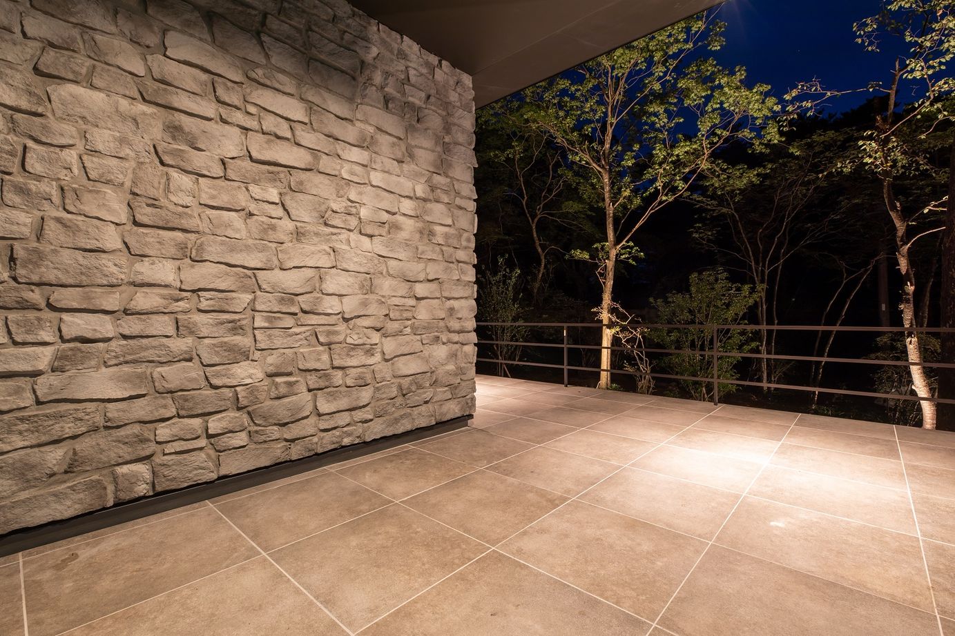 栃木ハウス 【石の家】那須の自然の中に佇む　優雅で上質な平屋の住まい＜見学可能＞の建築実例画像9