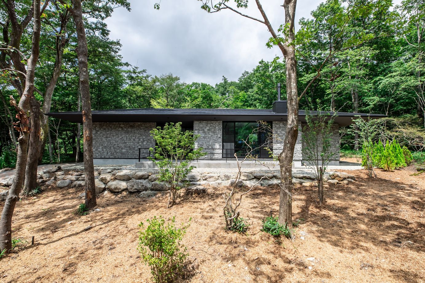 栃木ハウス 【石の家】那須の自然の中に佇む　優雅で上質な平屋の住まい＜見学可能＞の建築実例画像10