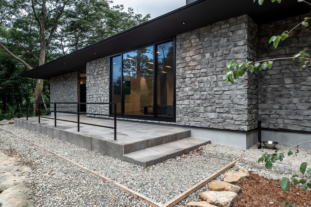 栃木ハウス 【石の家】那須の自然の中に佇む　優雅で上質な平屋の住まい＜見学可能＞の建築実例画像13