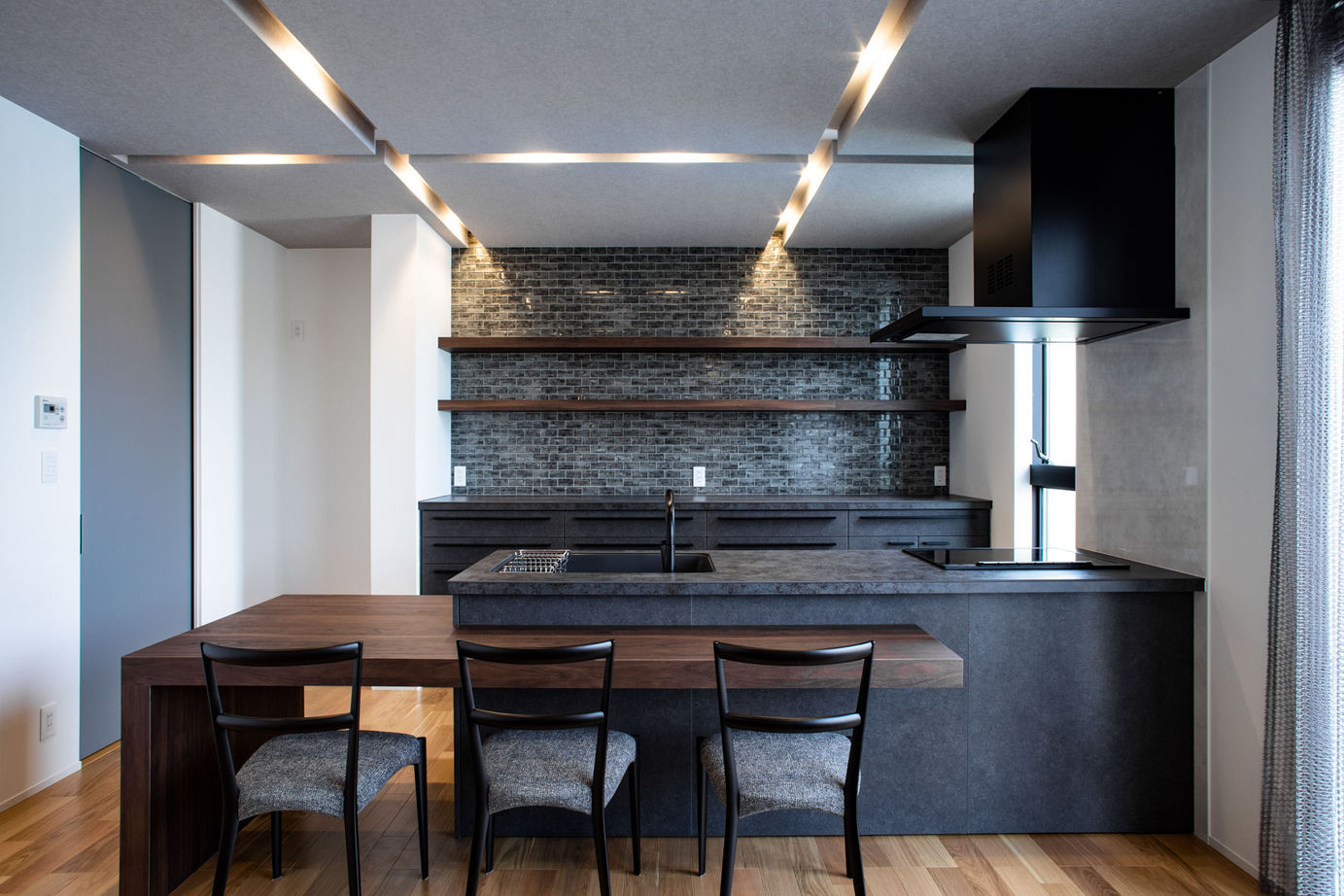 栃木ハウス 【店舗併用×二世帯住宅】洗練された美しさが引き立つデザインの建築実例画像6