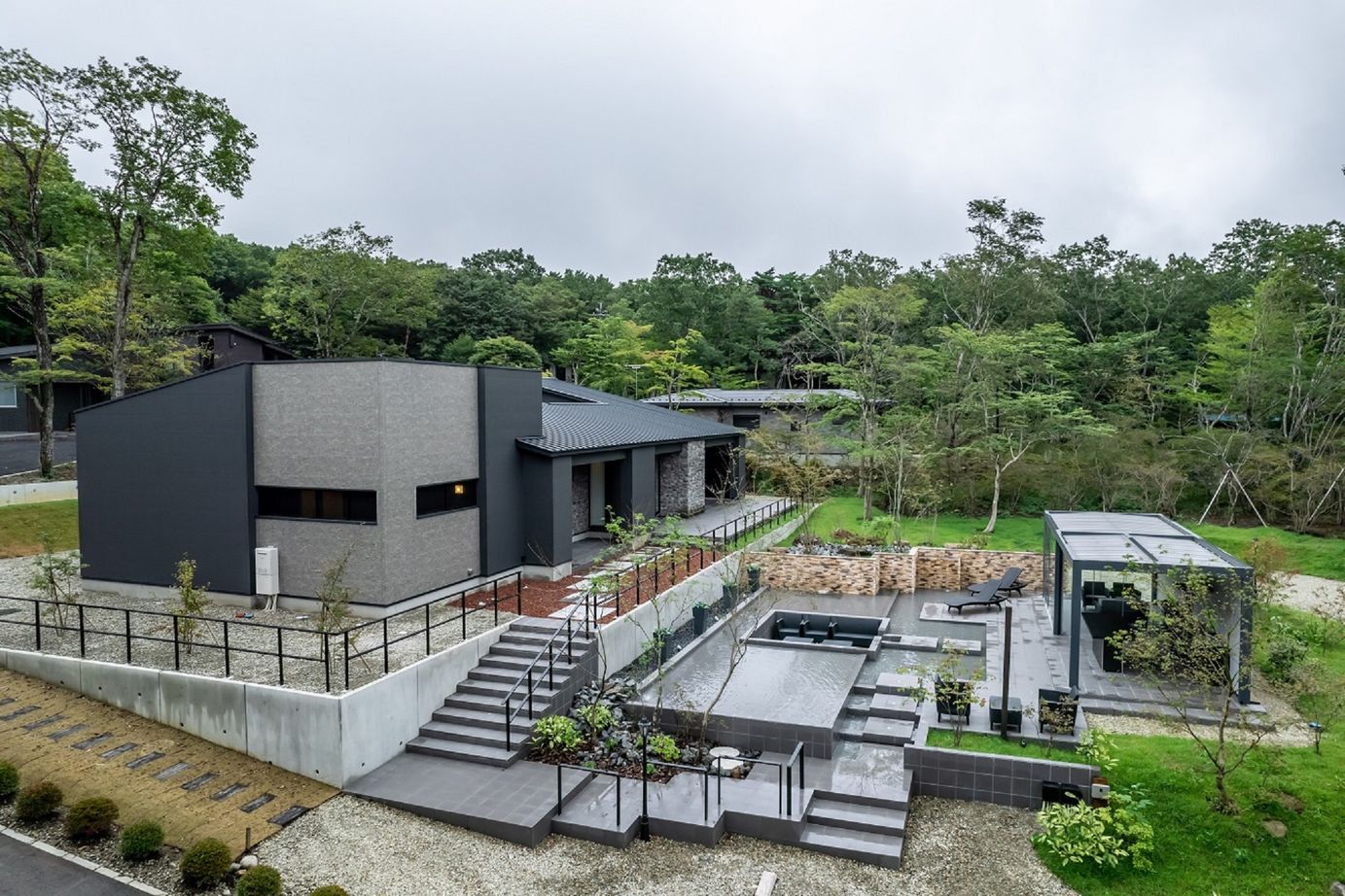 栃木ハウス 水盤が美しい、アウトドアリビングがある別荘の建築実例画像2