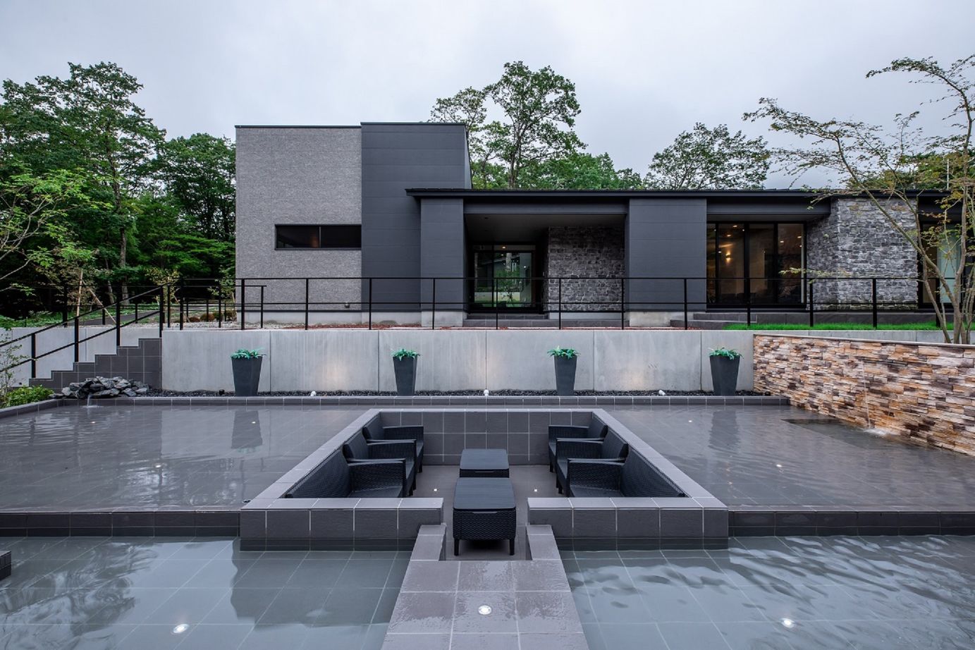 栃木ハウス 水盤が美しい、アウトドアリビングがある別荘の建築実例画像3