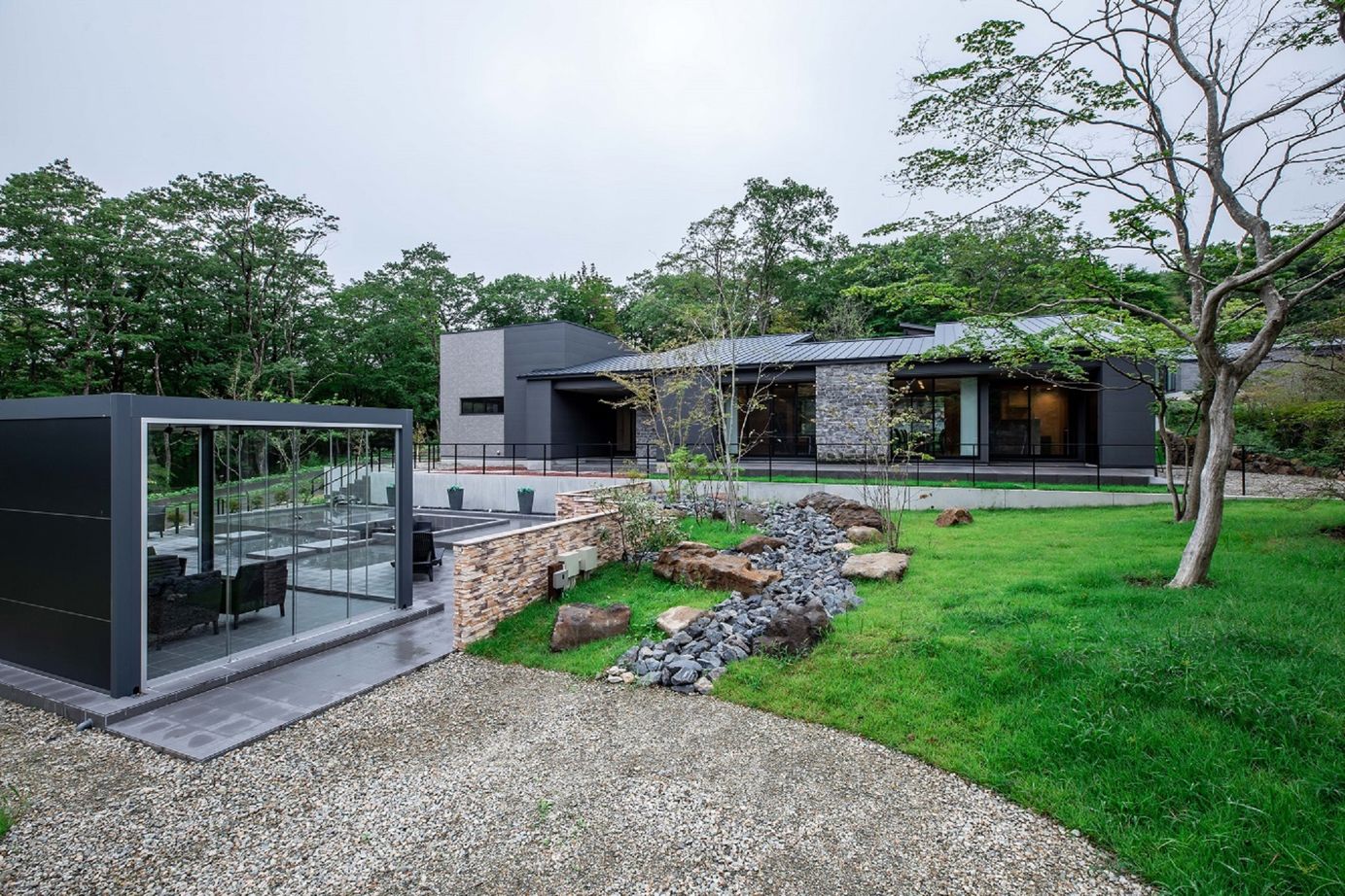 栃木ハウス 水盤が美しい、アウトドアリビングがある別荘の建築実例画像8