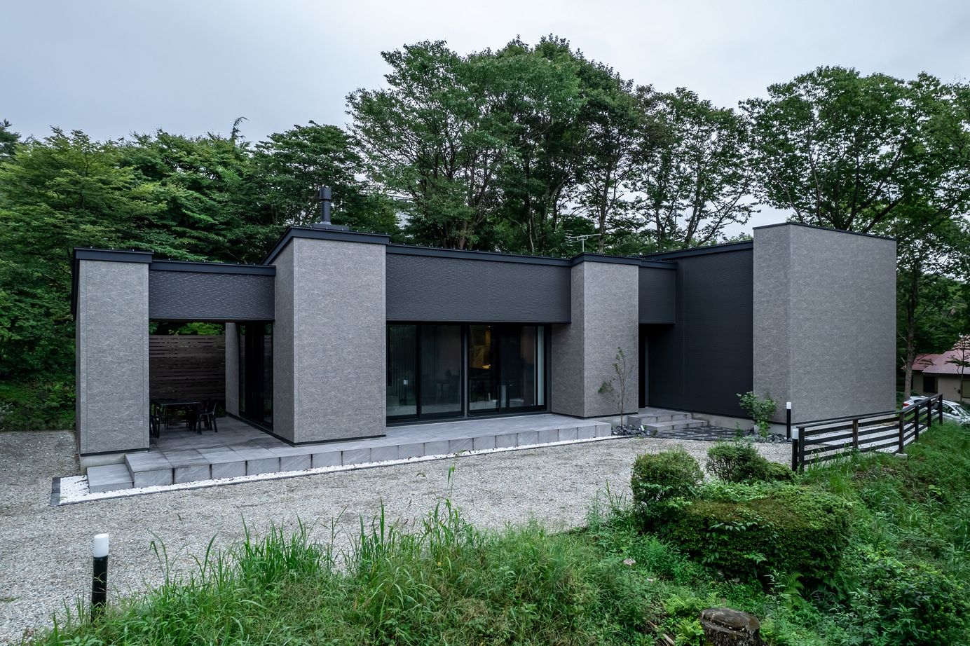 栃木ハウス スタイリッシュで大きな窓がある開放的な別荘の建築実例画像