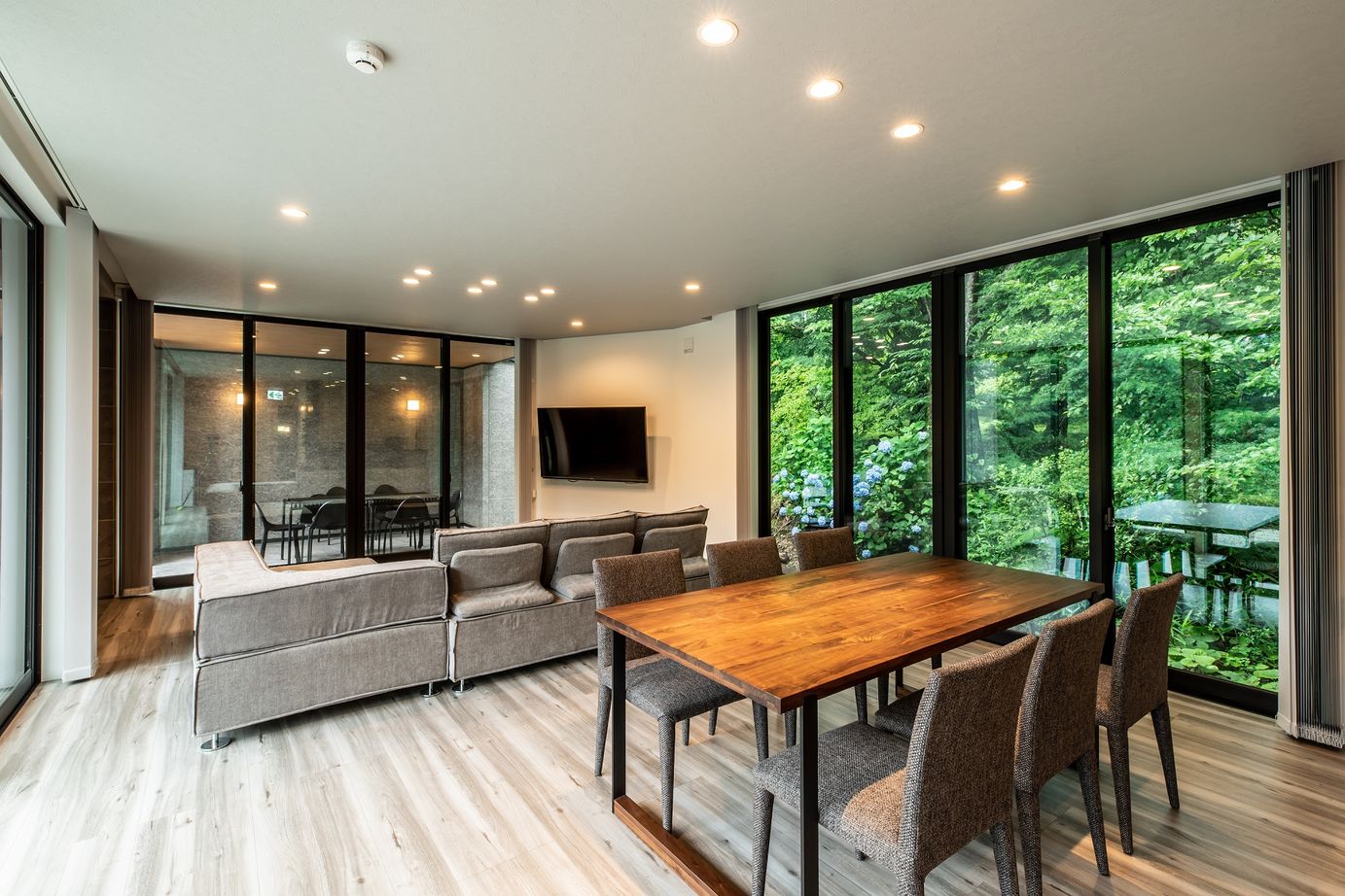 栃木ハウス スタイリッシュで大きな窓がある開放的な別荘の建築実例画像2