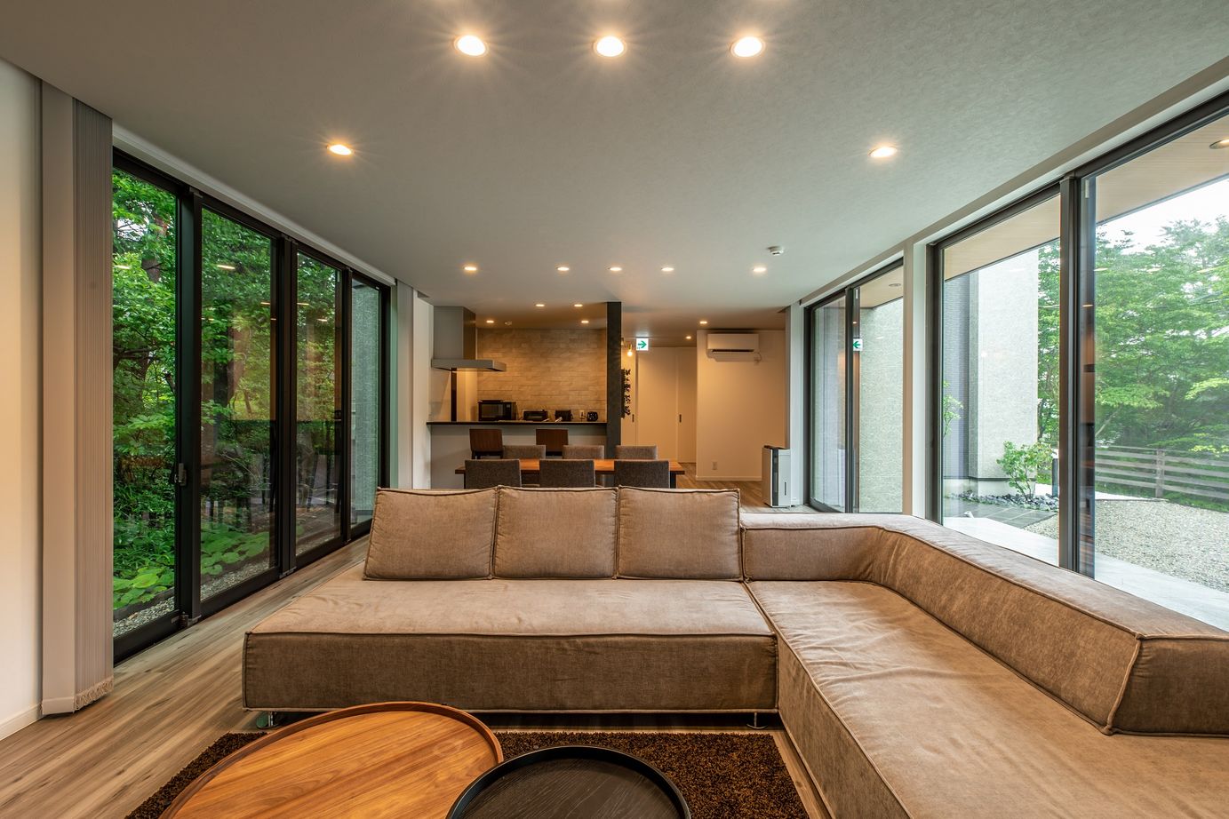 栃木ハウス スタイリッシュで大きな窓がある開放的な別荘の建築実例画像3
