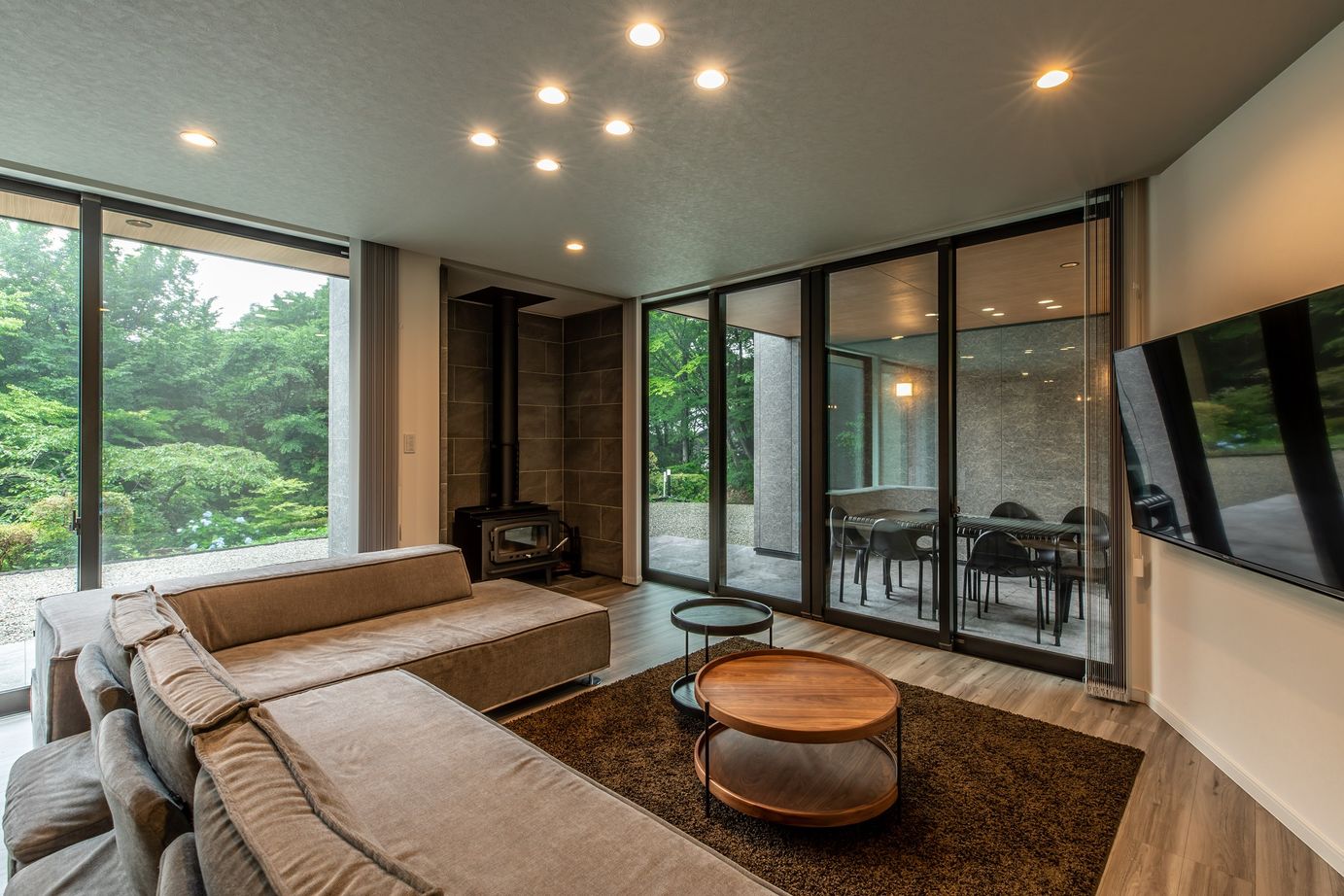 栃木ハウス スタイリッシュで大きな窓がある開放的な別荘の建築実例画像4