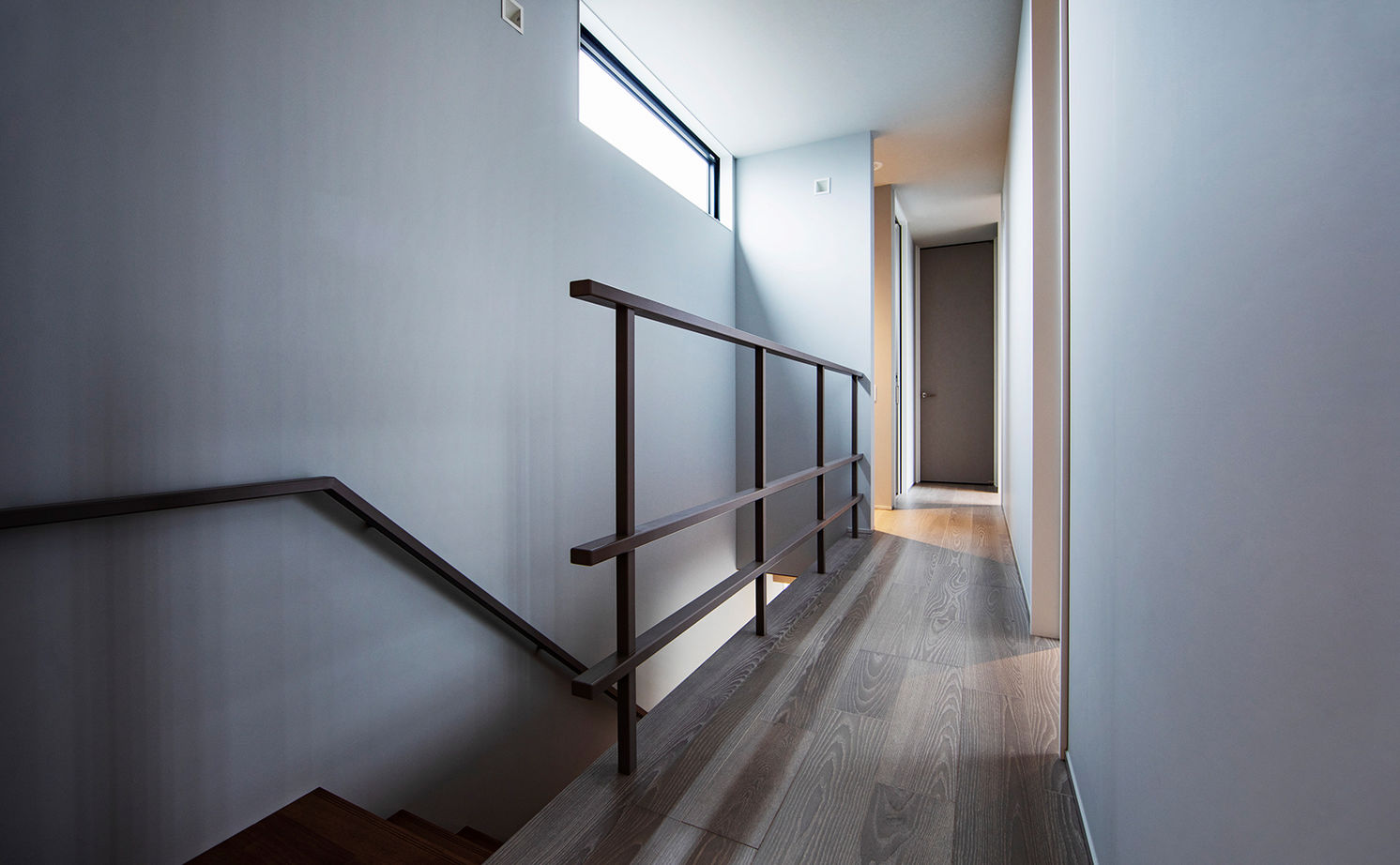 栃木ハウス モダニズムの追求。空間の広がりと家族の絆を深めるリビングとフラットに繋がるタイルテラスのある住まいの建築実例画像14