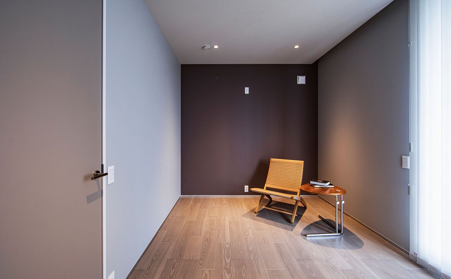 栃木ハウス モダニズムの追求。空間の広がりと家族の絆を深めるリビングとフラットに繋がるタイルテラスのある住まいの建築実例画像17