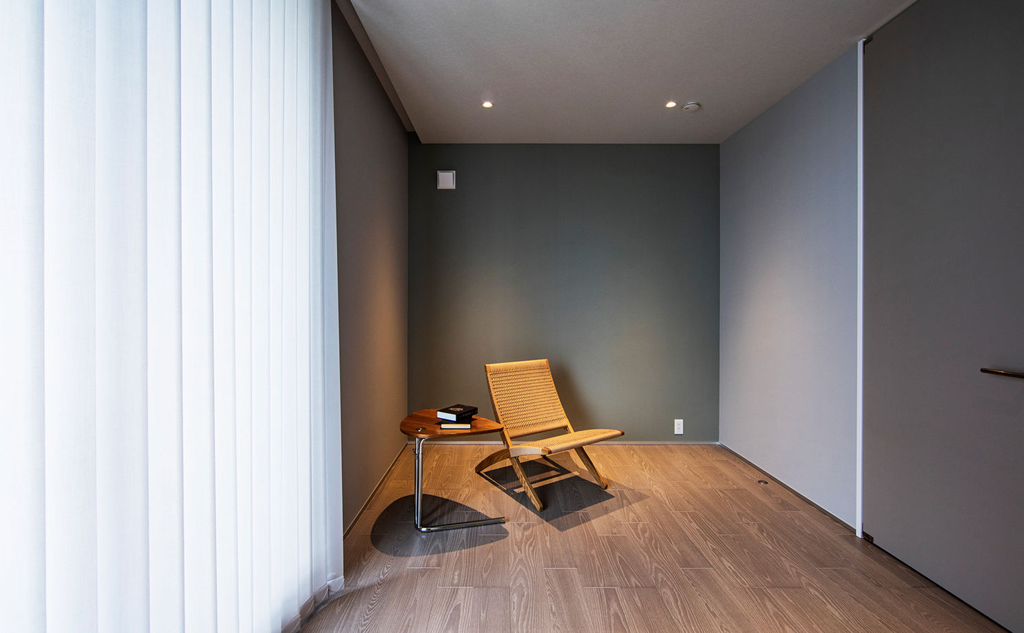 栃木ハウス モダニズムの追求。空間の広がりと家族の絆を深めるリビングとフラットに繋がるタイルテラスのある住まいの建築実例画像18