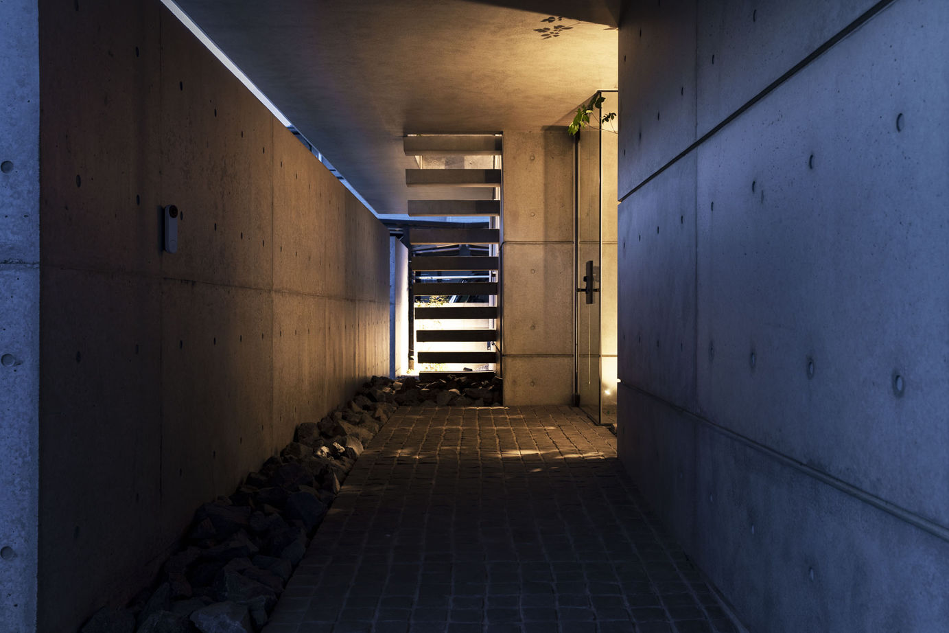 栃木ハウス 白い箱とコンクリートの融合 まるで洞窟のような静寂な空間へと導くデザインの建築実例画像3