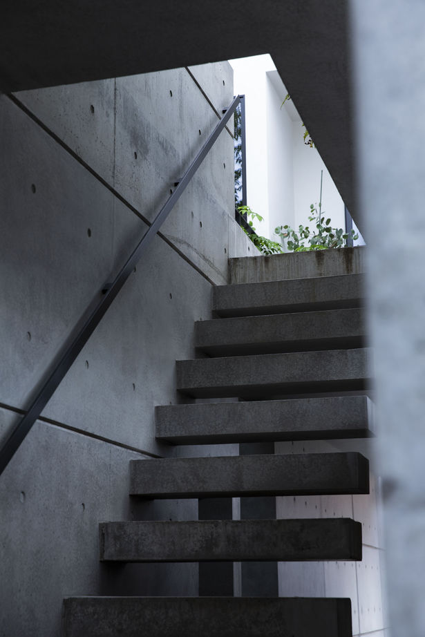 栃木ハウス 白い箱とコンクリートの融合 まるで洞窟のような静寂な空間へと導くデザインの建築実例画像4