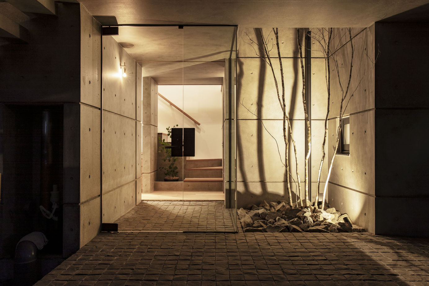 栃木ハウス 白い箱とコンクリートの融合 まるで洞窟のような静寂な空間へと導くデザインの建築実例画像5