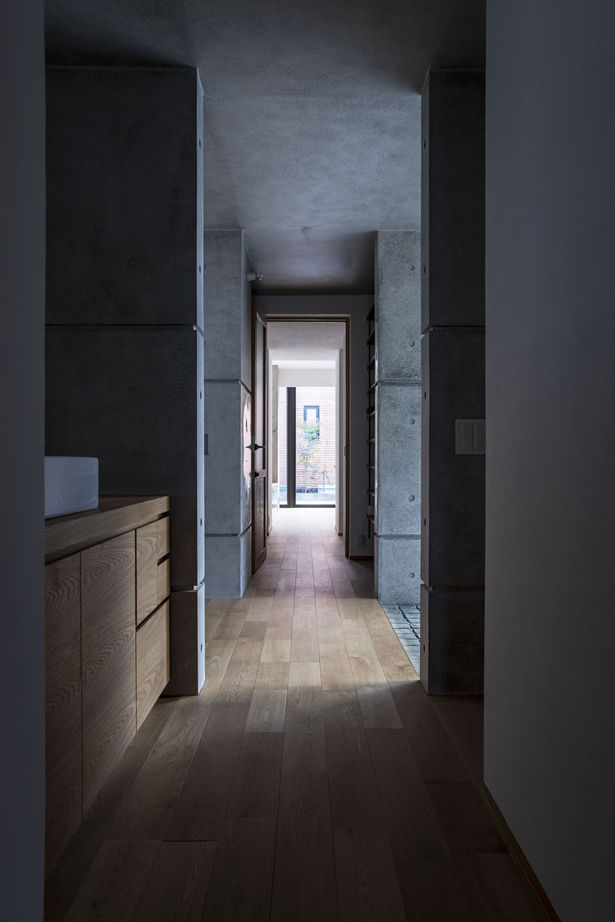 栃木ハウス 白い箱とコンクリートの融合 まるで洞窟のような静寂な空間へと導くデザインの建築実例画像6