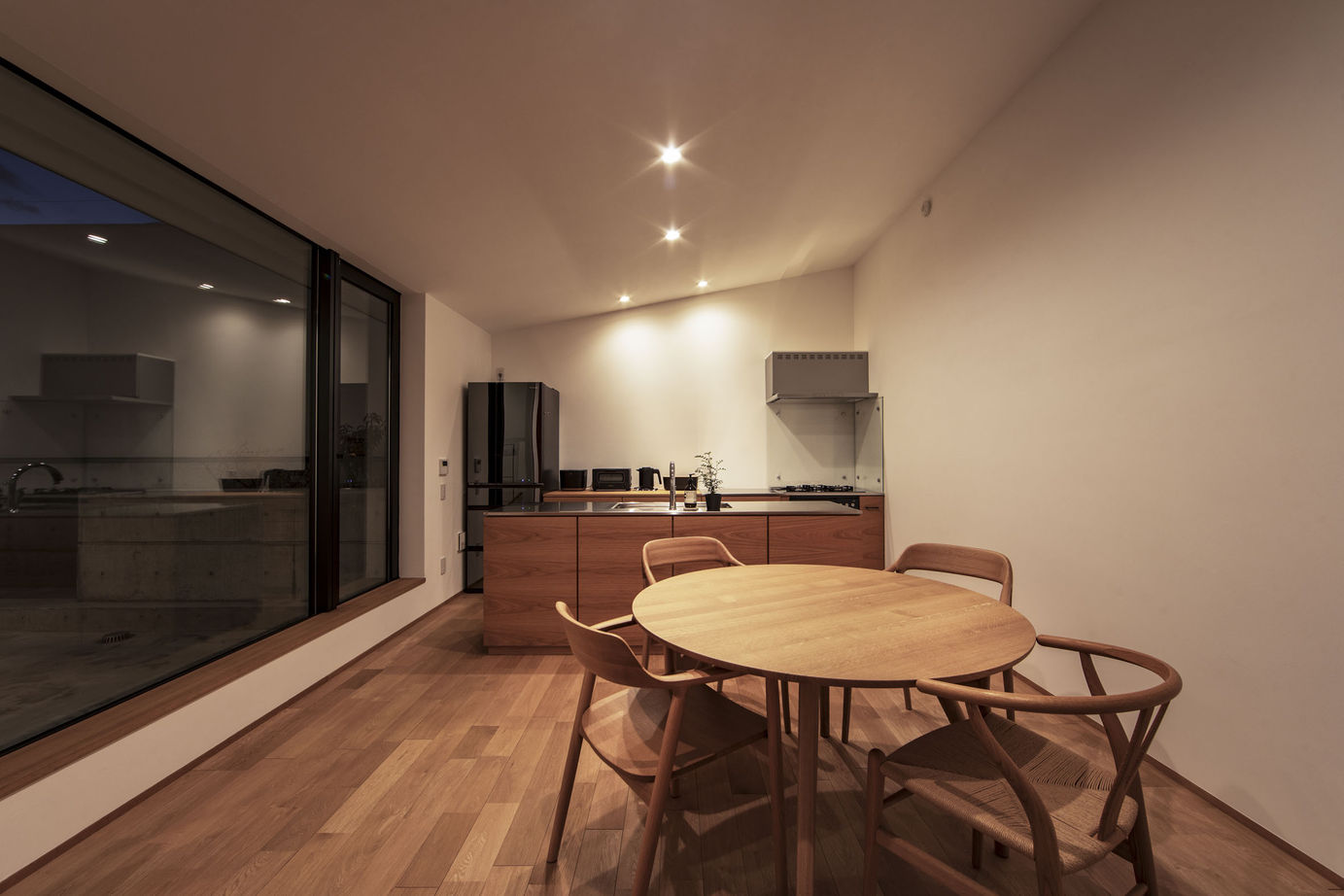 栃木ハウス 白い箱とコンクリートの融合 まるで洞窟のような静寂な空間へと導くデザインの建築実例画像8