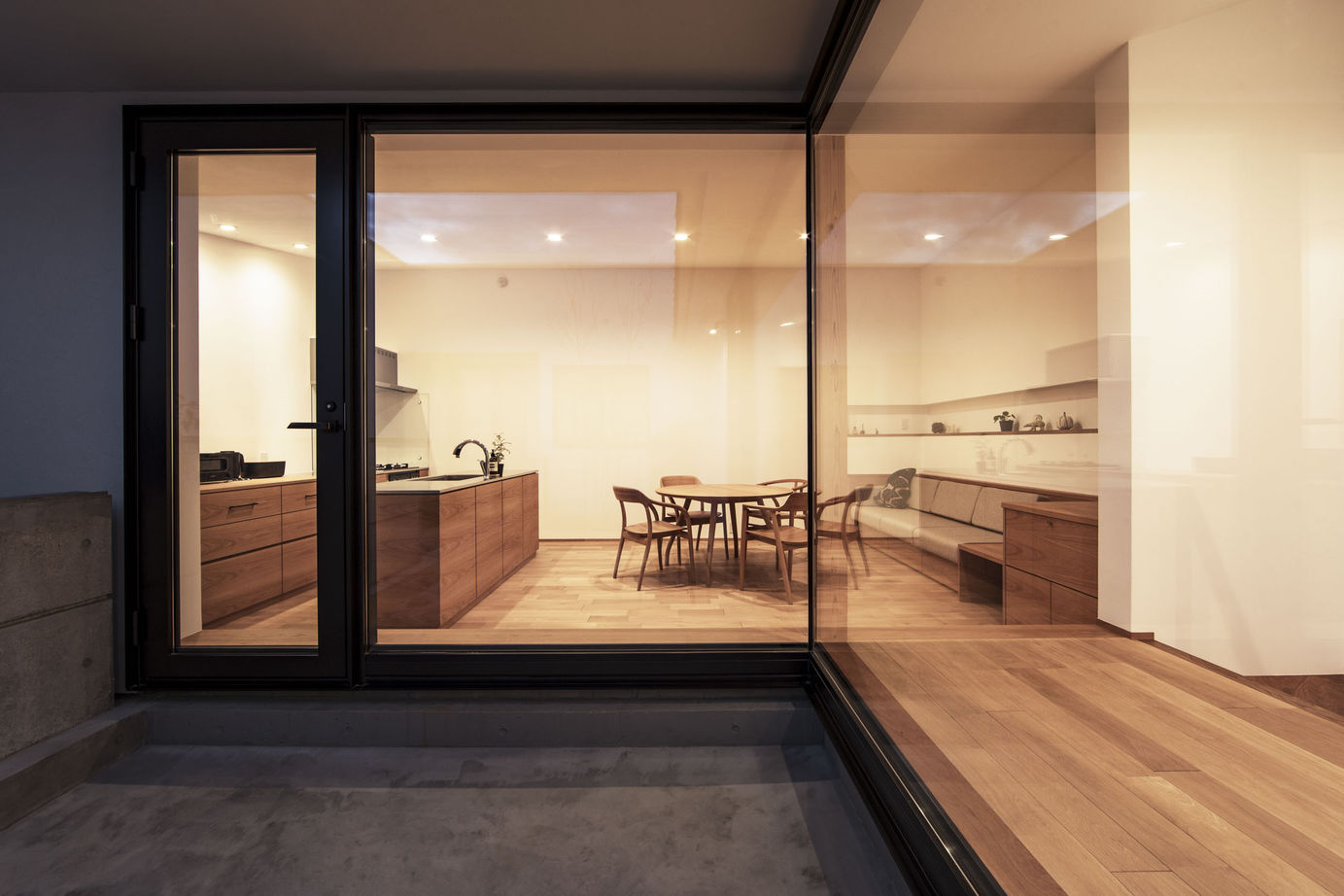 栃木ハウス 白い箱とコンクリートの融合 まるで洞窟のような静寂な空間へと導くデザインの建築実例画像9