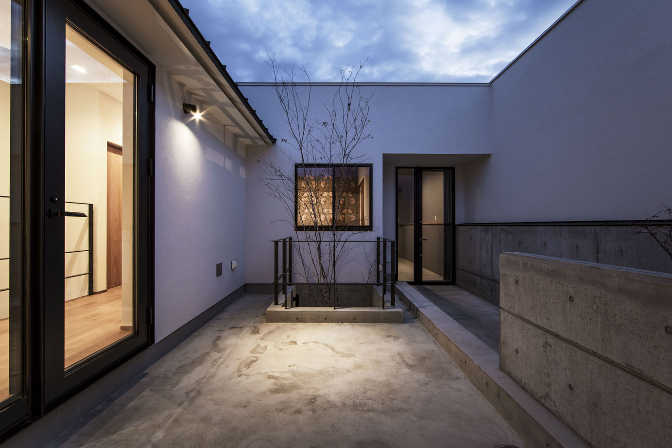 栃木ハウス 白い箱とコンクリートの融合 まるで洞窟のような静寂な空間へと導くデザインの建築実例画像10